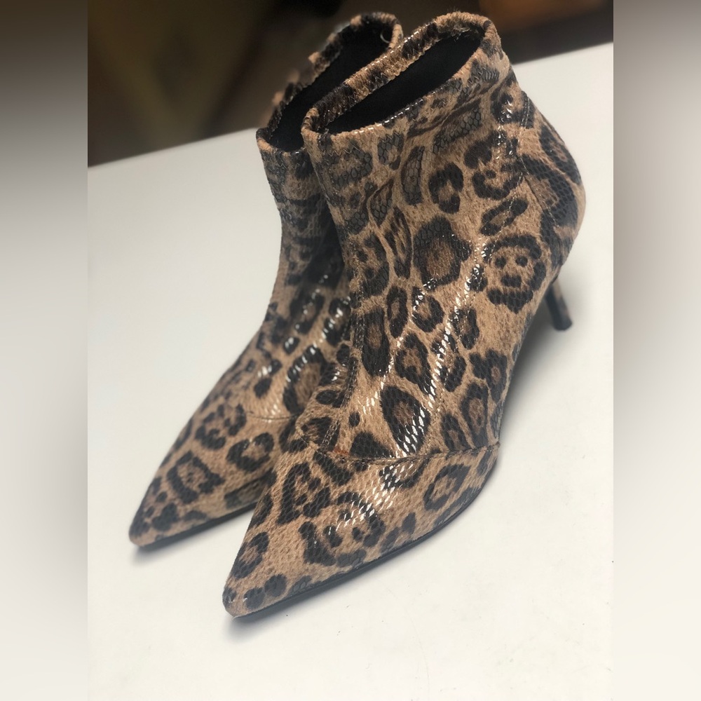 Charles By Charles David Size 7.5M Leopard Print Pointed Toe Ankle Booties